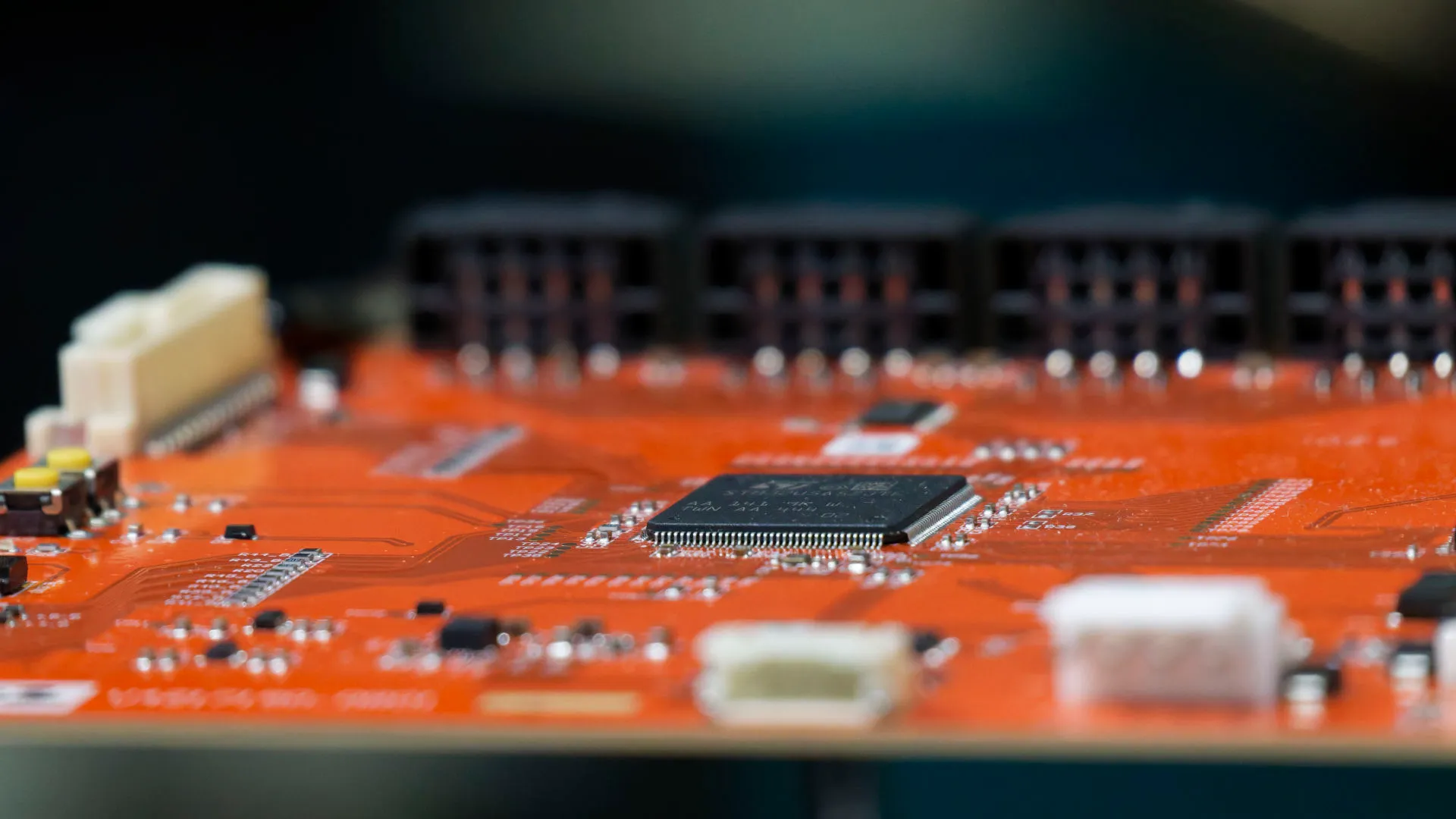 Assembled board with its microcontroller and connectors
