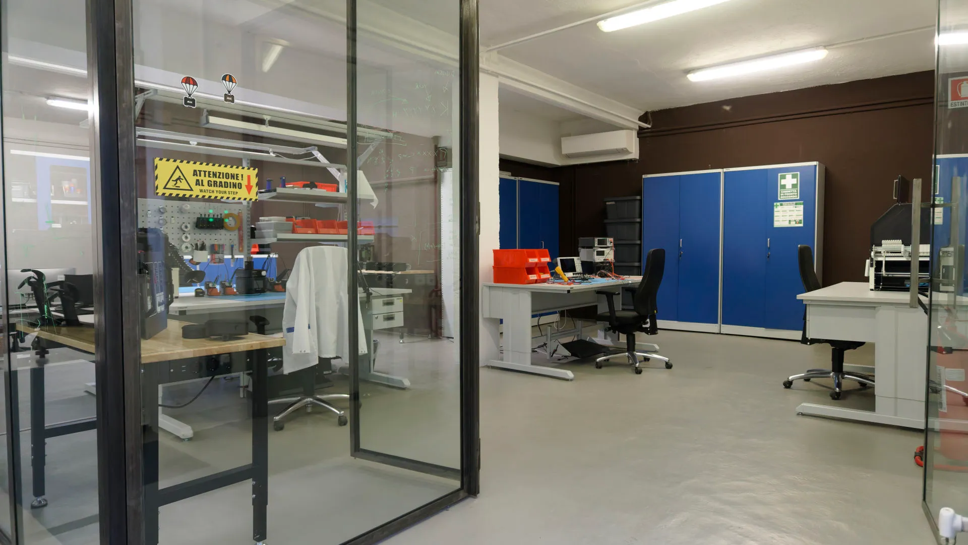 La zona del laboratorio con i banchi di saldatura e misura